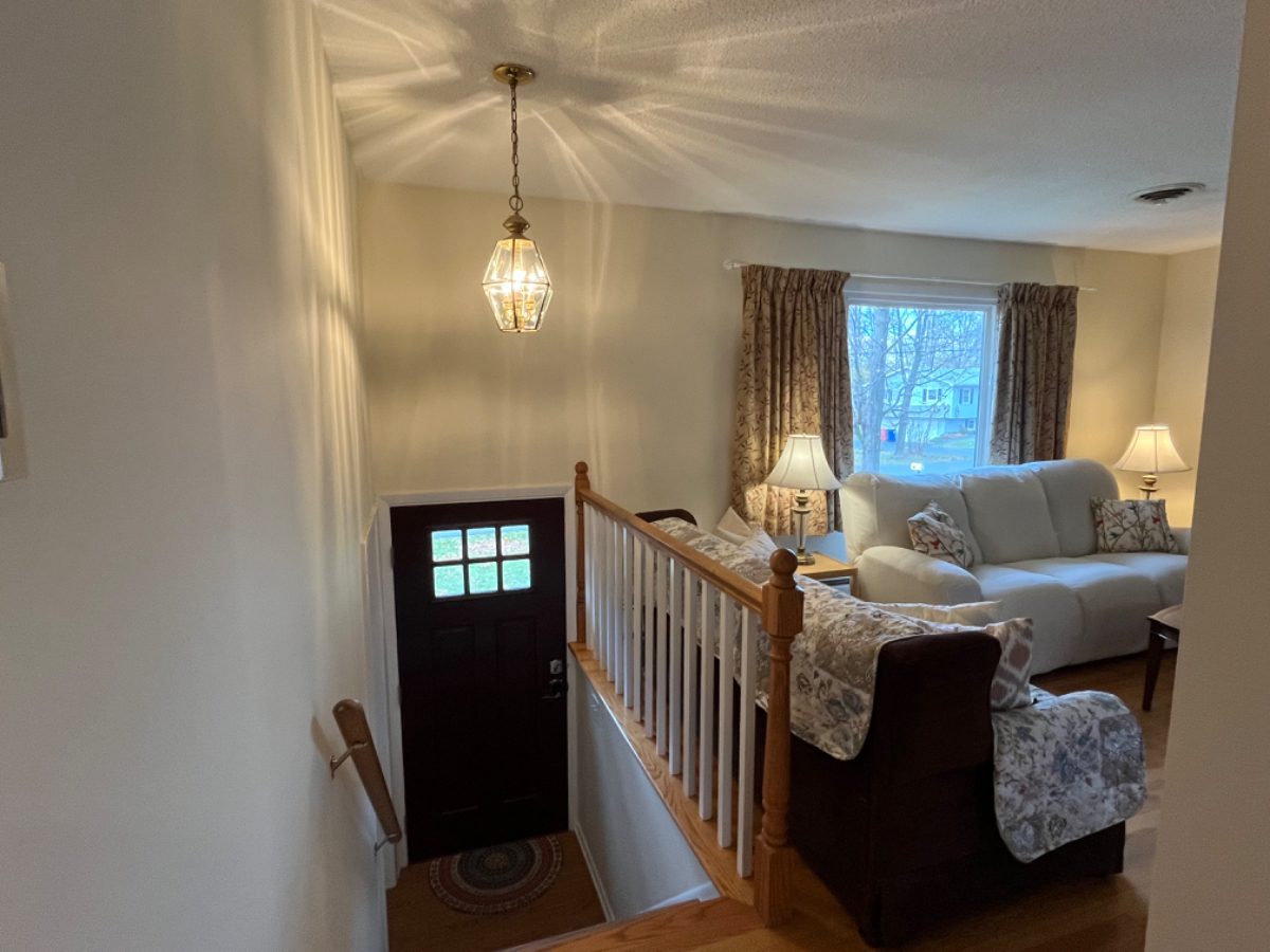 Unit 1 Queen en-suite private 1/2 bath TV &fridge - Photo 7