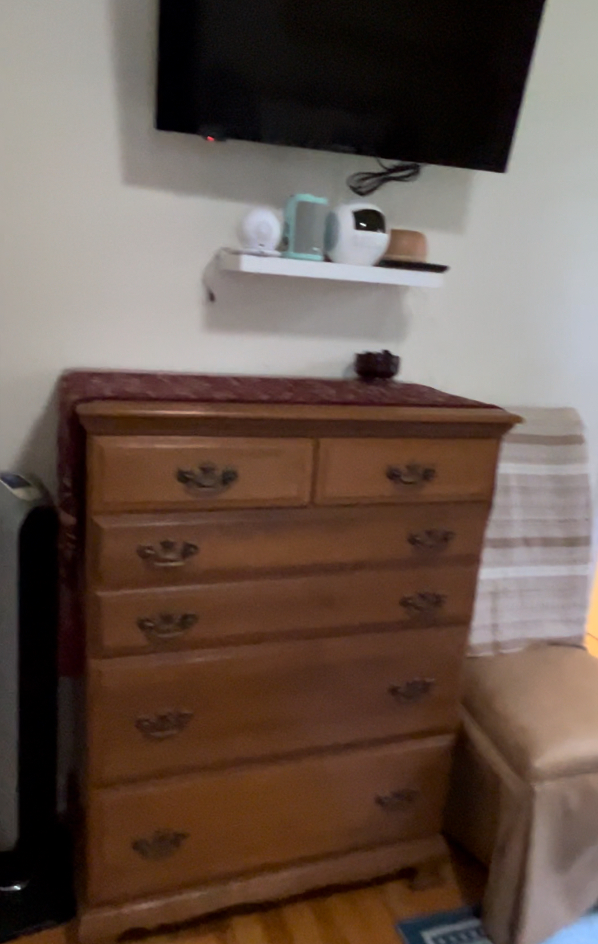 Unit 1 Queen en-suite private 1/2 bath TV &fridge - Photo 3