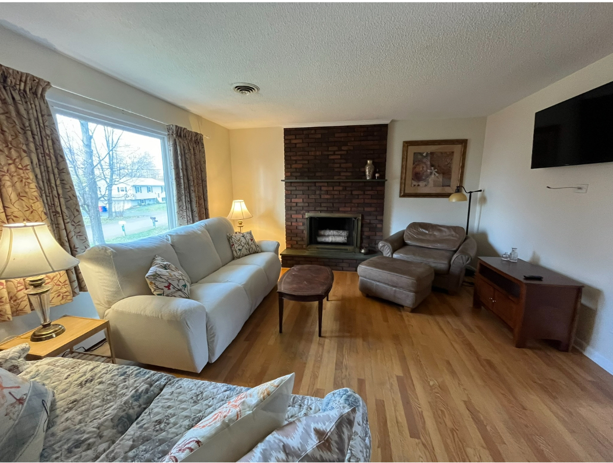 Unit 1 Queen en-suite private 1/2 bath TV &fridge - Photo 1