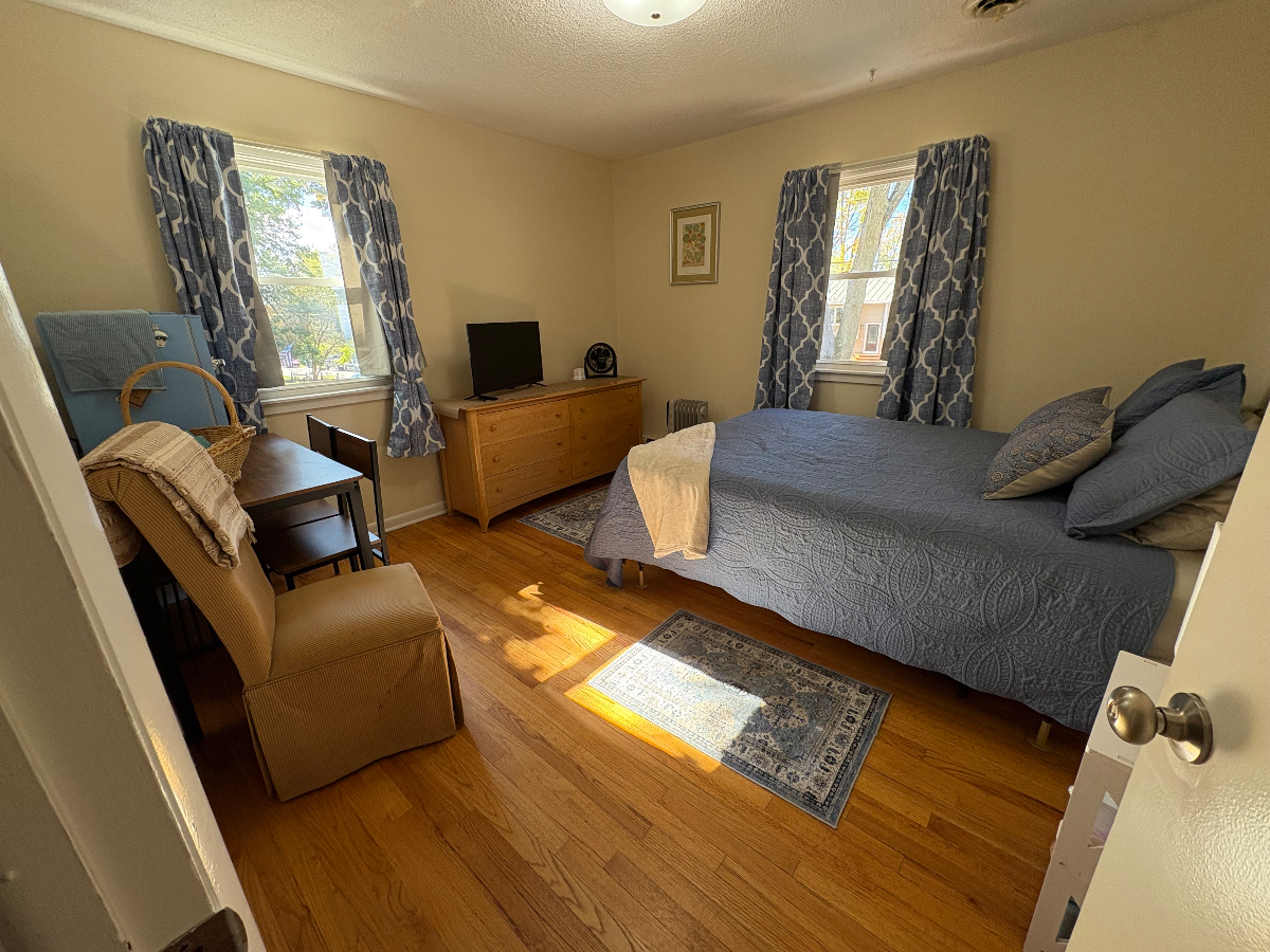 Unit 1 Queen en-suite private 1/2 bath TV &fridge - Photo 6