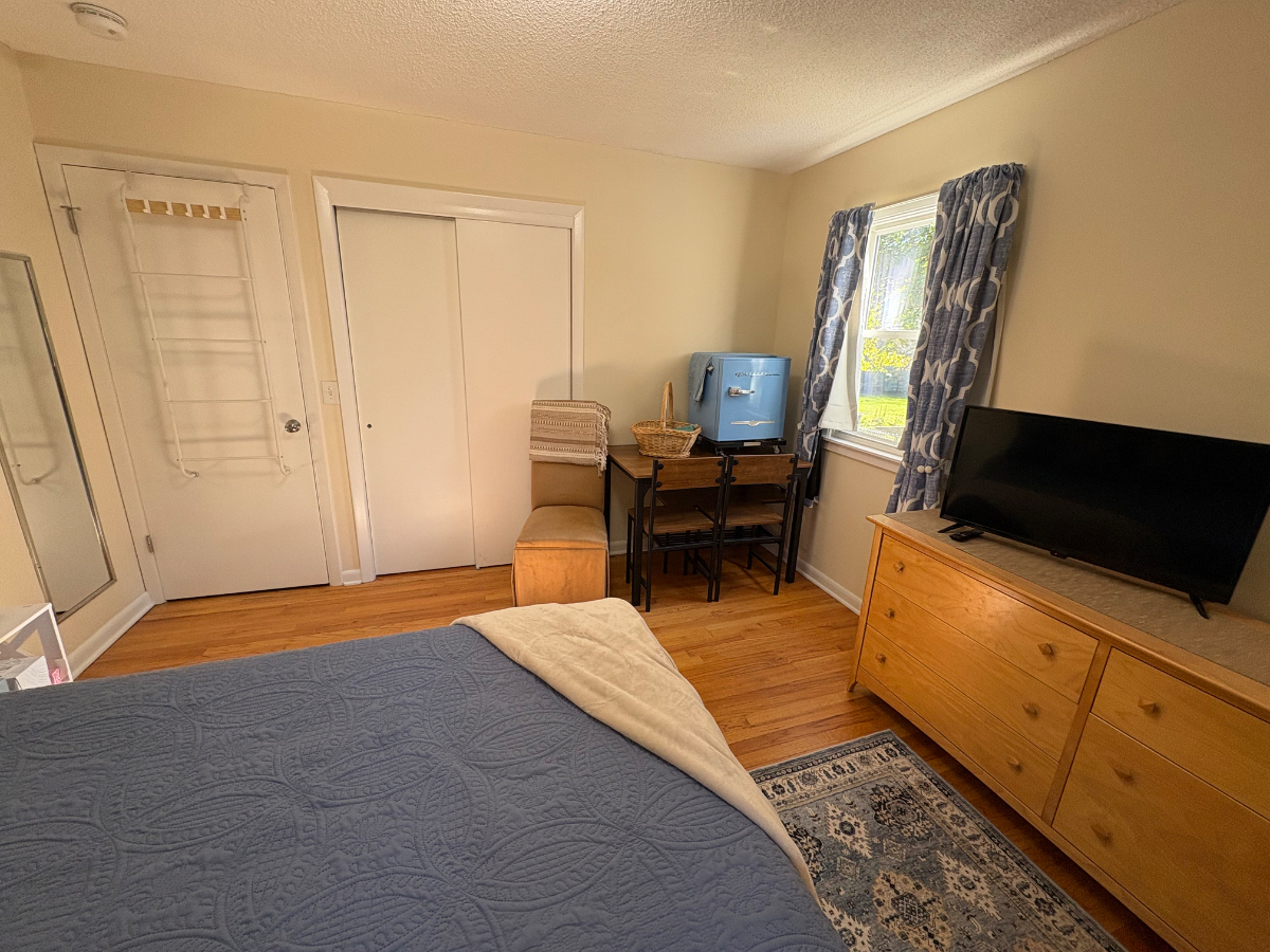 Unit 1 Queen en-suite private 1/2 bath TV &fridge - Photo 5