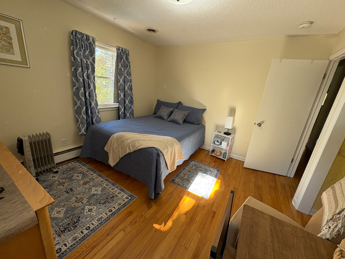 Unit 1 Queen en-suite private 1/2 bath TV &fridge - Photo 8