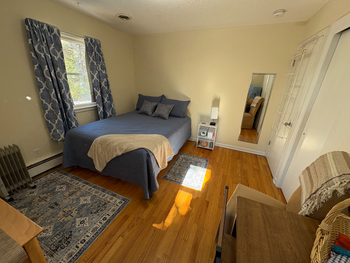 Unit 1 Queen en-suite private 1/2 bath TV &fridge - Photo 12