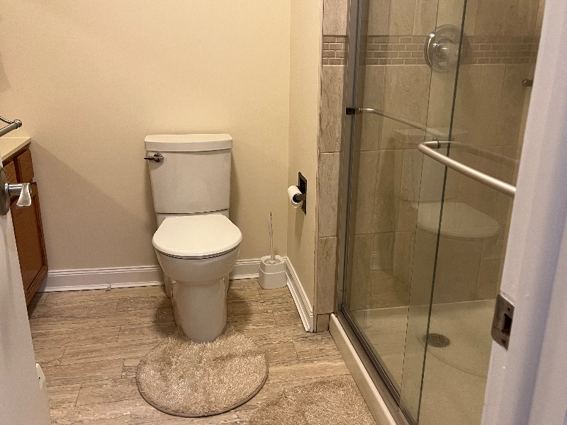 Unit 1 Queen en-suite private 1/2 bath TV &fridge - Photo 6