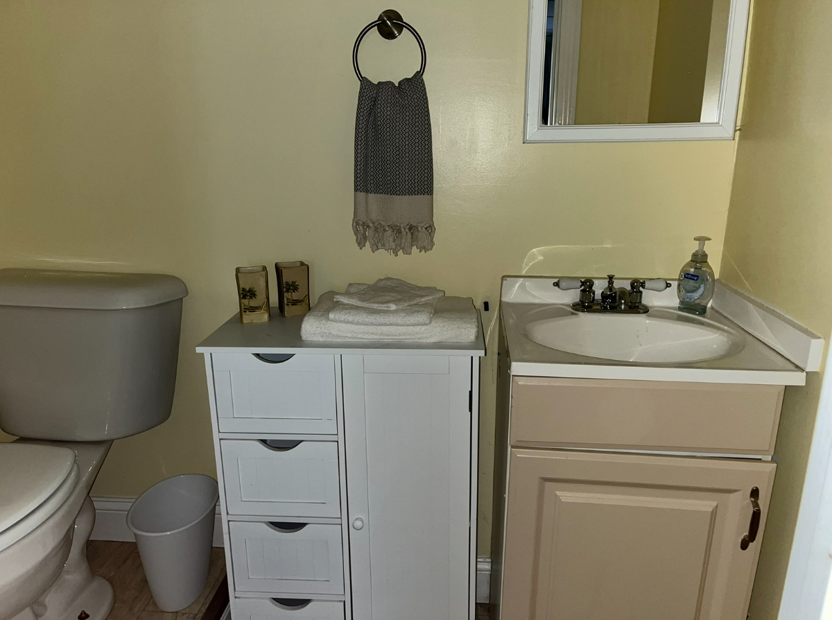 Unit 1 Queen en-suite private 1/2 bath TV &fridge - Photo 4