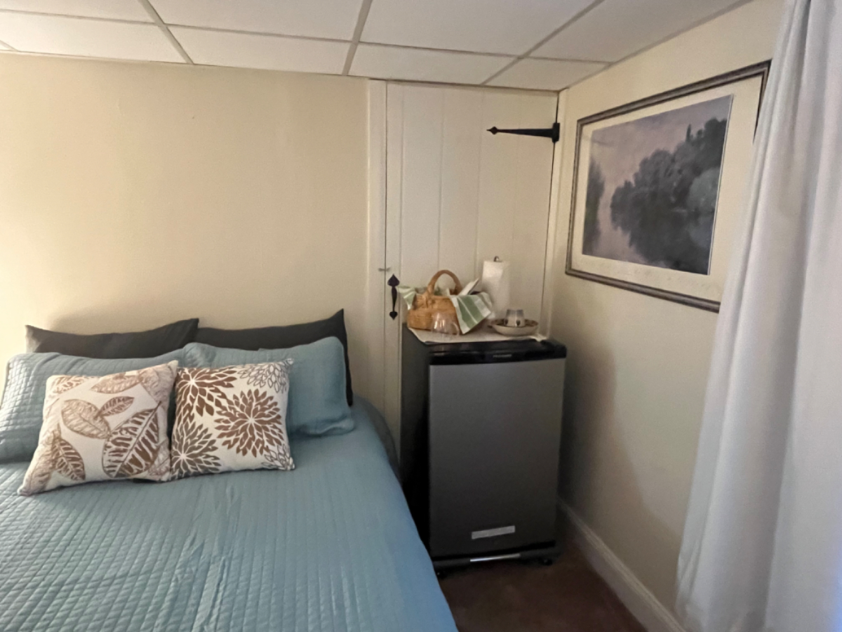 Unit 1 Queen en-suite private 1/2 bath TV &fridge - Photo 2