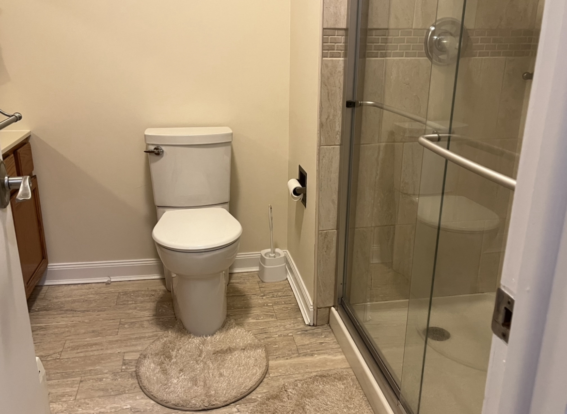 Unit 1 Queen en-suite private 1/2 bath TV &fridge - Photo 5
