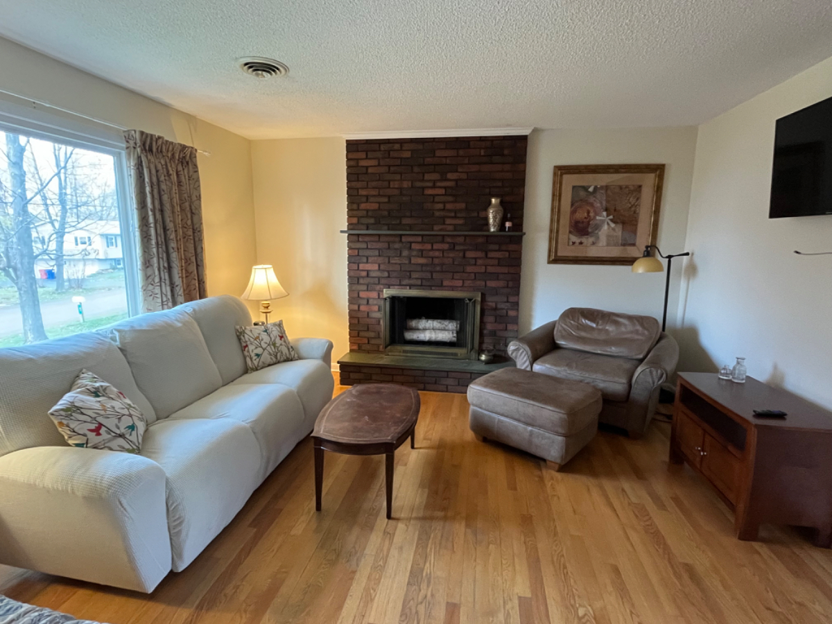 Unit 1 Queen en-suite private 1/2 bath TV &fridge - Photo 6