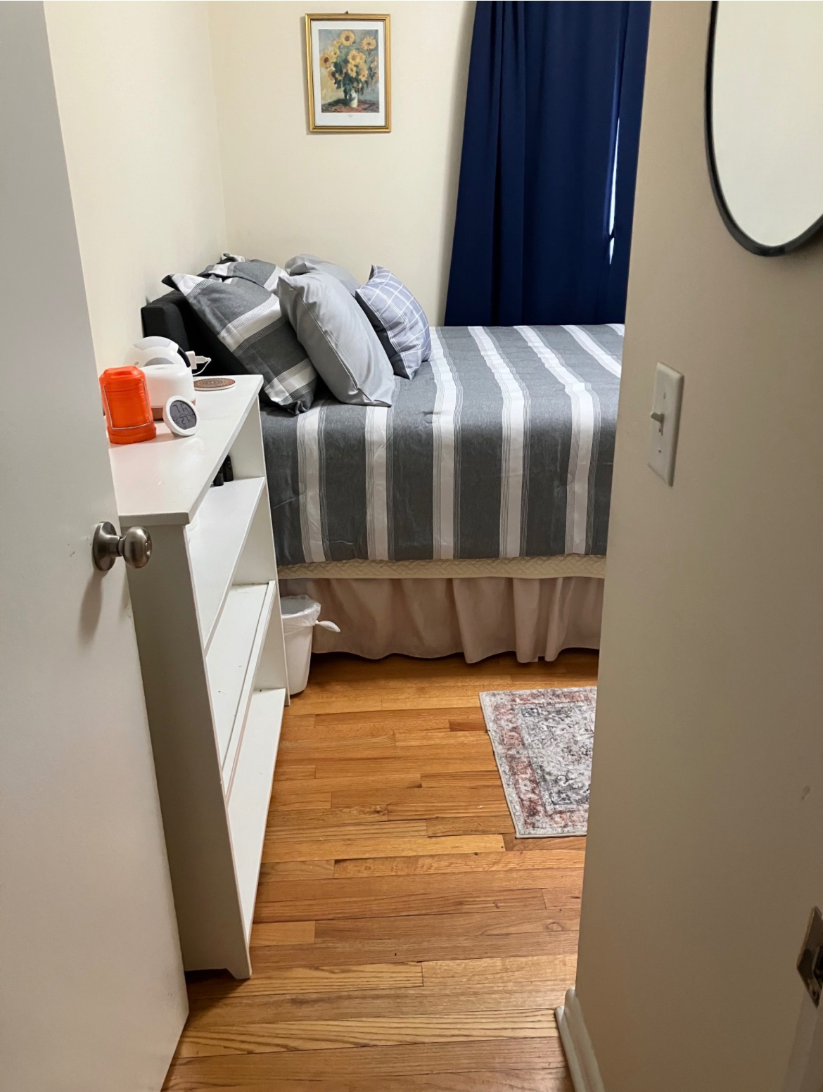 Unit 1 Queen en-suite private 1/2 bath TV &fridge - Photo 1