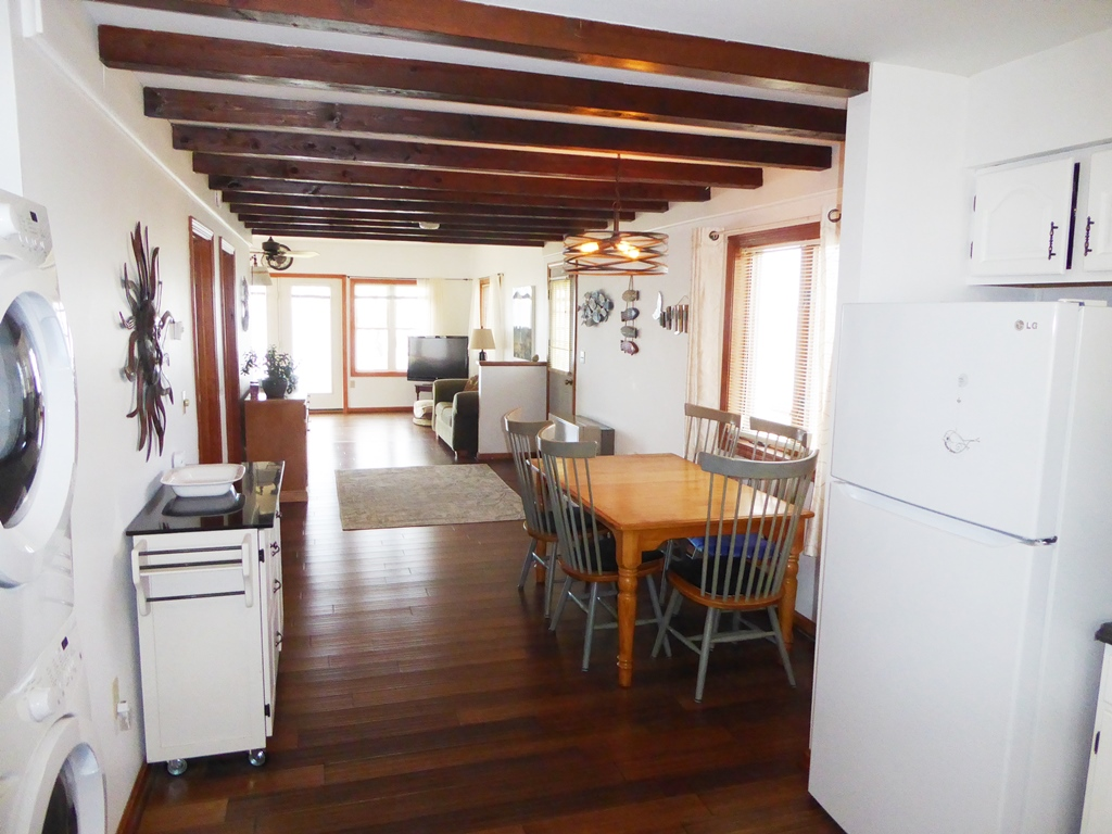 Lakefront Cottage - Peaceful and cozy with easy access to highway - Photo 2