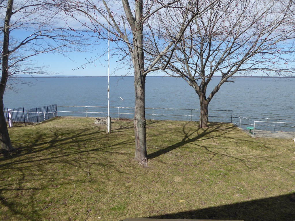 Lakefront Cottage - Peaceful and cozy with easy access to highway - Photo 3