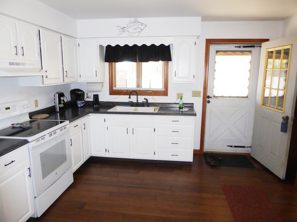 Lakefront Cottage - Peaceful and cozy with easy access to highway - Photo 4