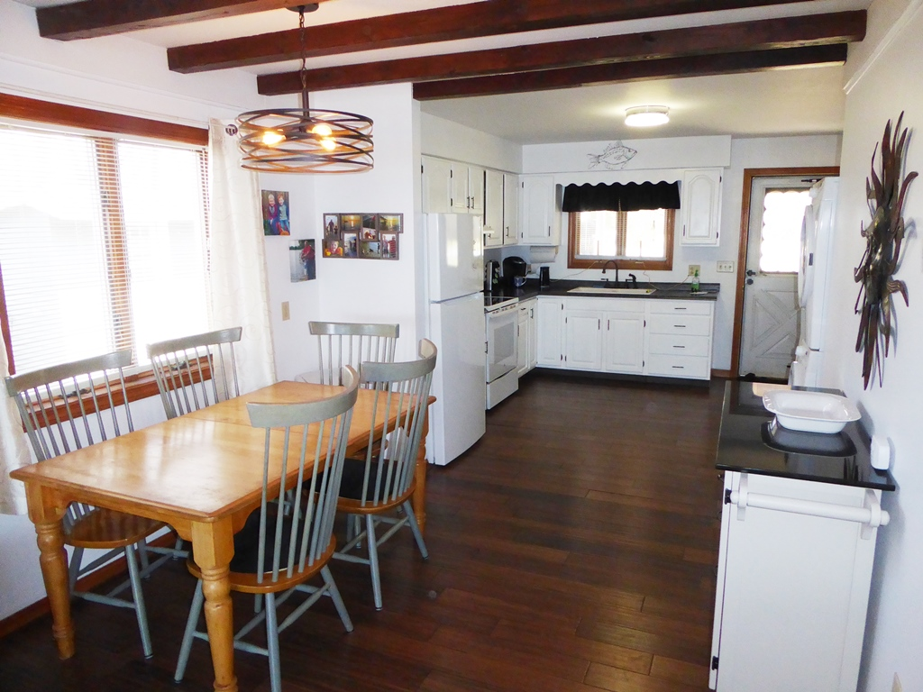 Lakefront Cottage - Peaceful and cozy with easy access to highway - Photo 7