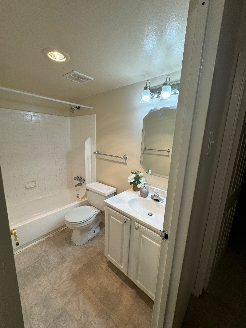 Convenient Peaceful Apartment with public transportation - Photo 11