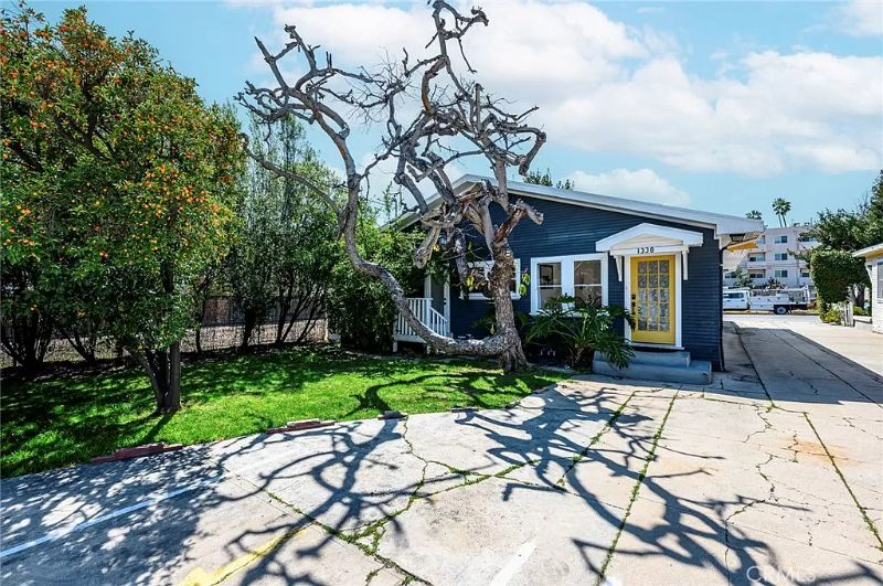 Charming Hollywood Duplex - A Comfortable Retreat in the Heart of Los Angeles - Photo 4