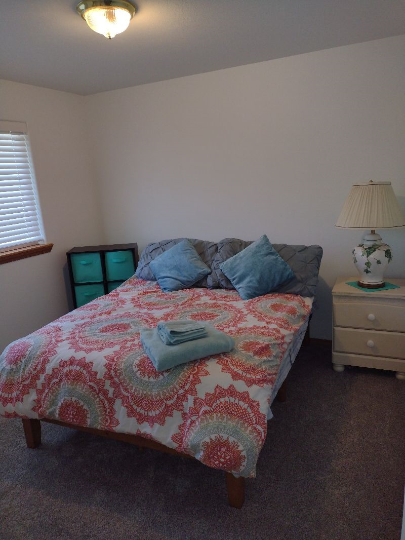 NE Bend Private Bedroom in Shared Home in quiet neighborhood, mountain views - Photo 4