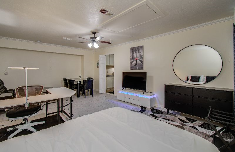 Spacious 1-Bedroom Studio Apartment Modern & Cozy