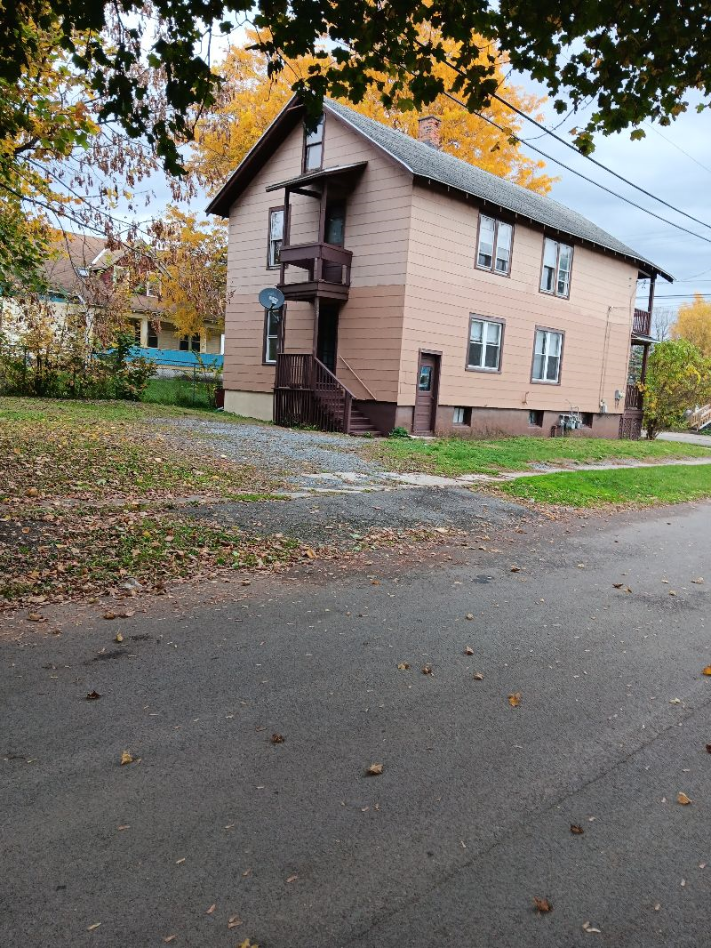 Quiet Newly Furnished Newly Painted 3 Bedroom in Utica NY - Photo 3
