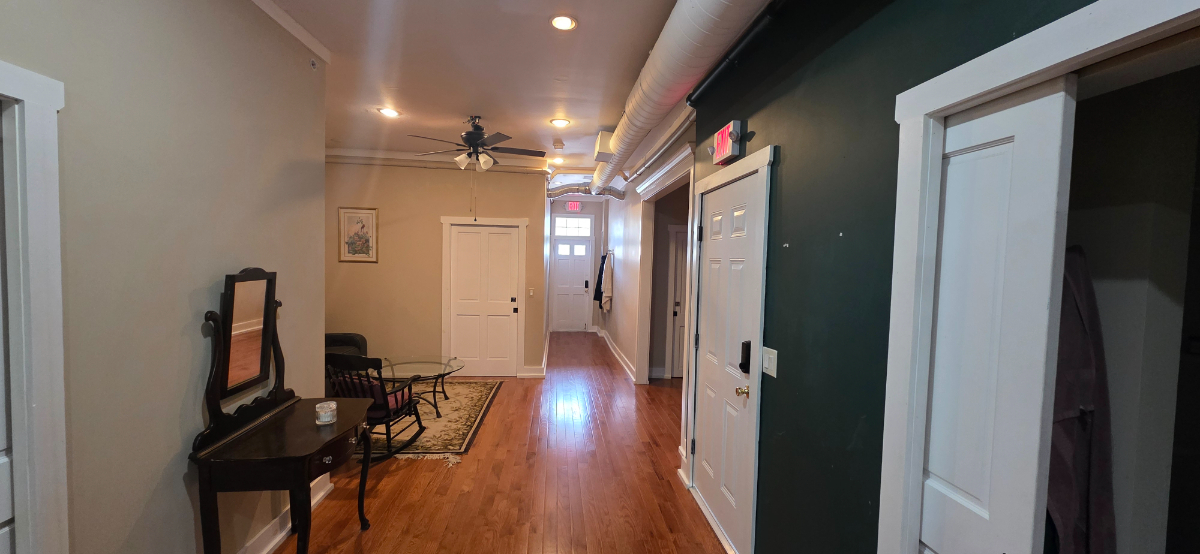 Room at a 4 bedroom apartment - Photo 2
