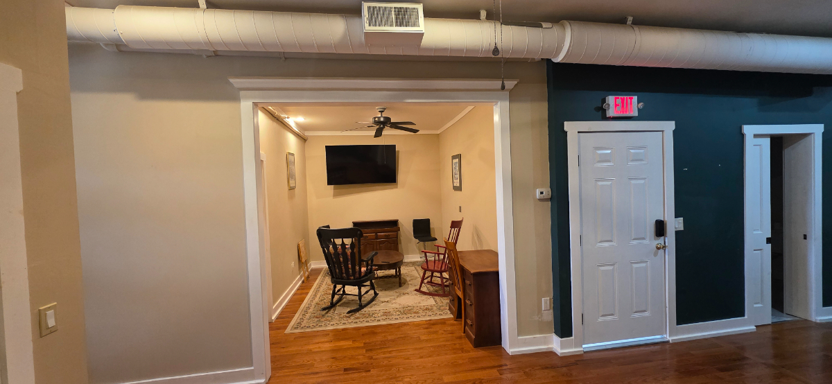 Room at a 4 bedroom apartment - Photo 7