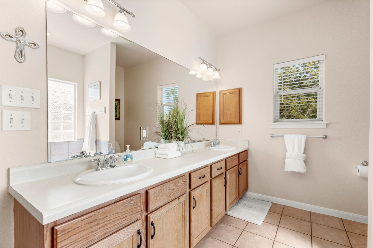 Experience Luxury at the Ranch Retreat in Canyon Lake - Photo 9