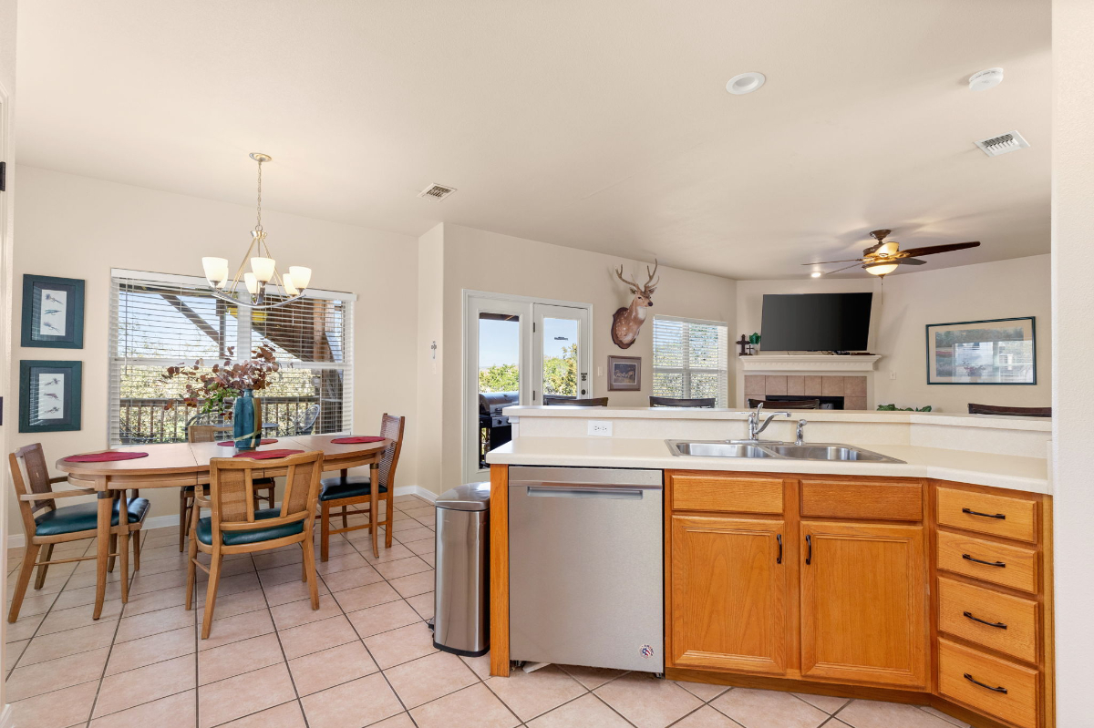 Experience Luxury at the Ranch Retreat in Canyon Lake - Photo 7