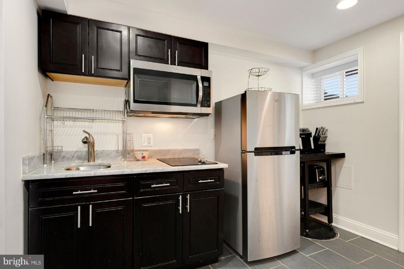 Spacious lower level studio with private entrance and off-street parking - Photo 3