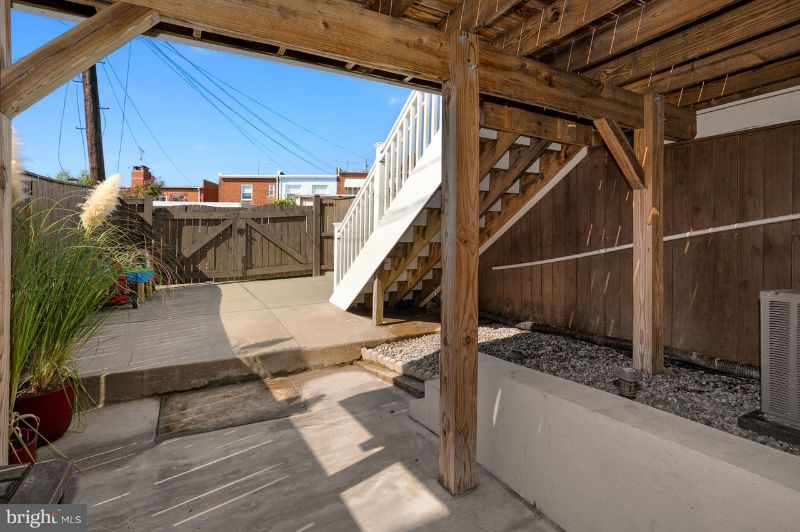 Spacious lower level studio with private entrance and off-street parking - Photo 2