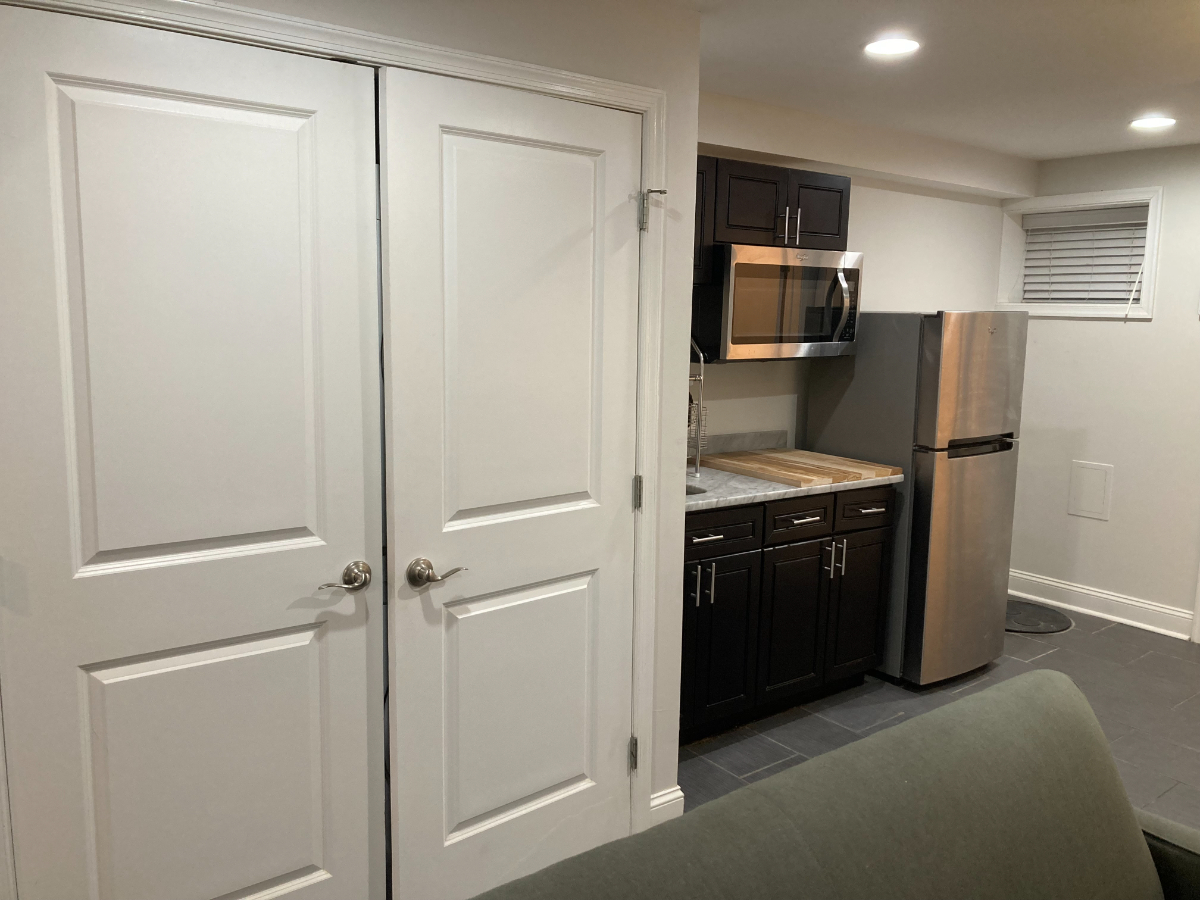 Spacious lower level studio with private entrance and off-street parking - Photo 4