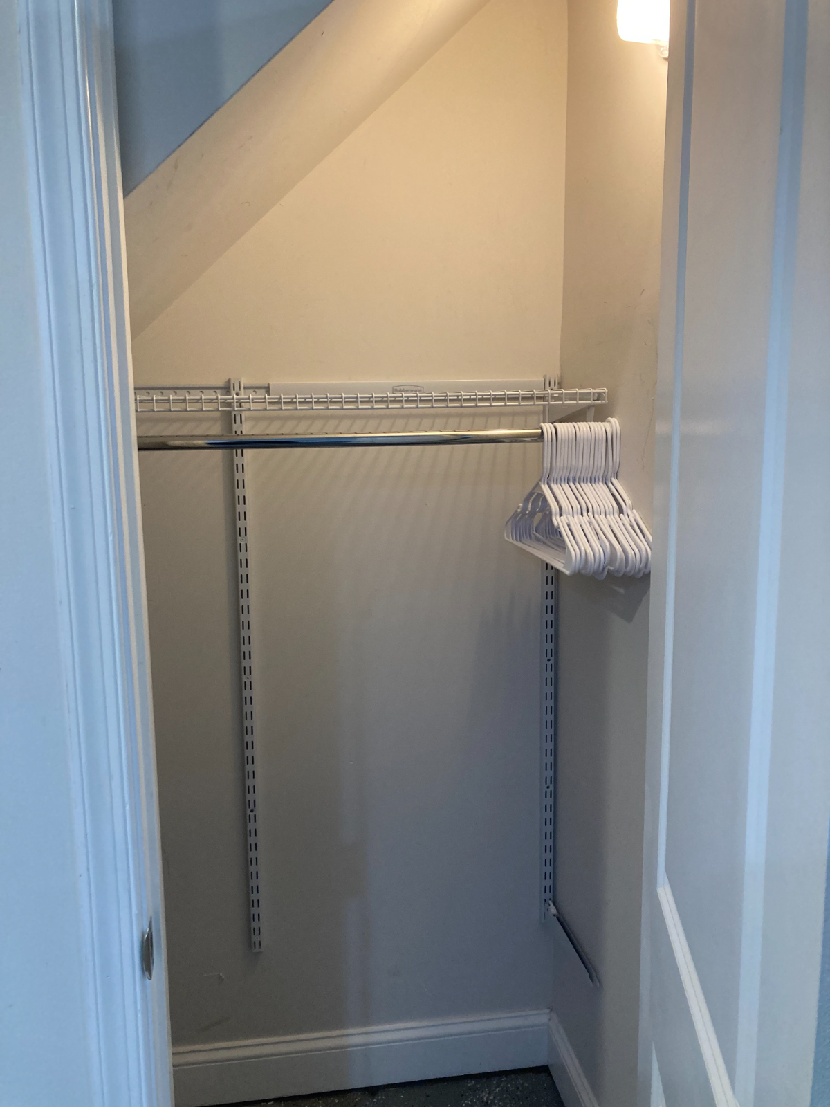 Spacious lower level studio with private entrance and off-street parking - Photo 8