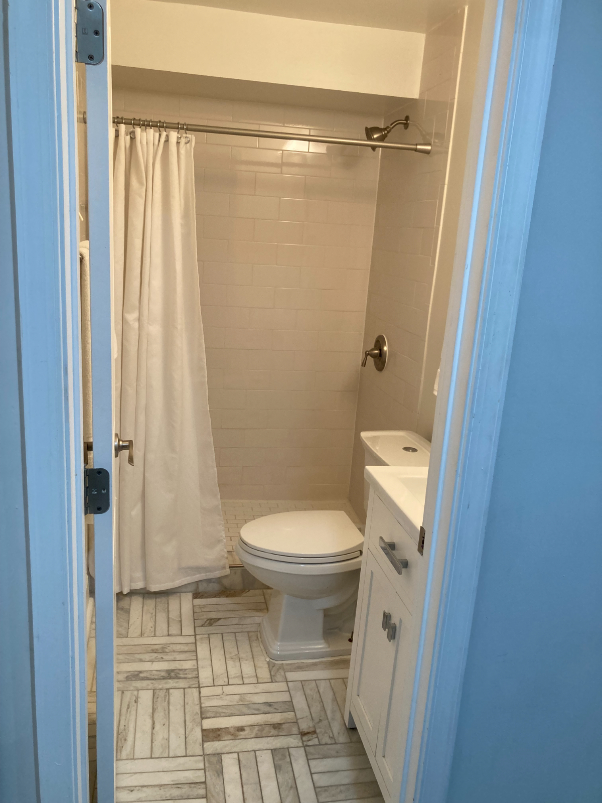 Spacious lower level studio with private entrance and off-street parking - Photo 6