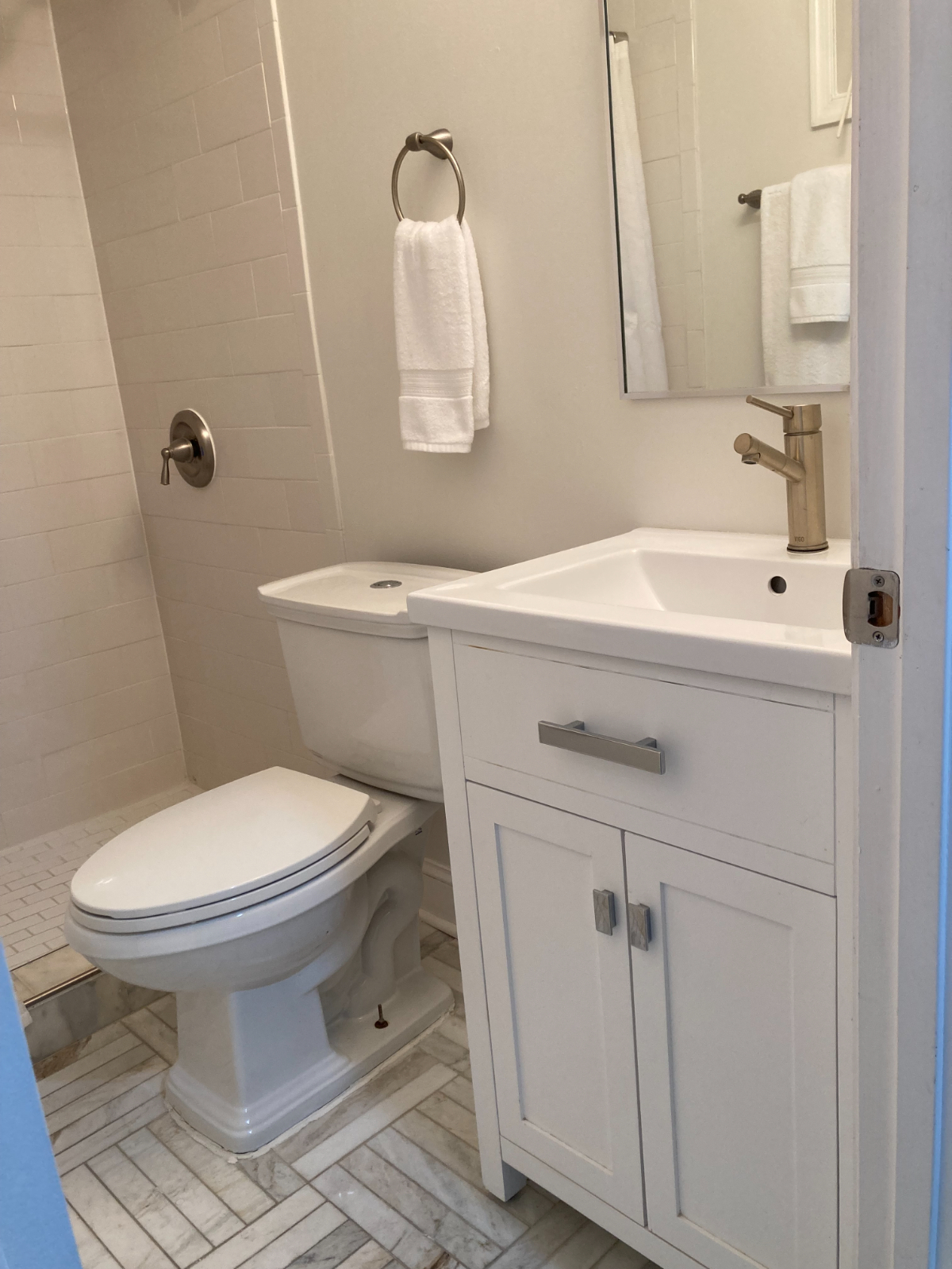 Spacious lower level studio with private entrance and off-street parking - Photo 7