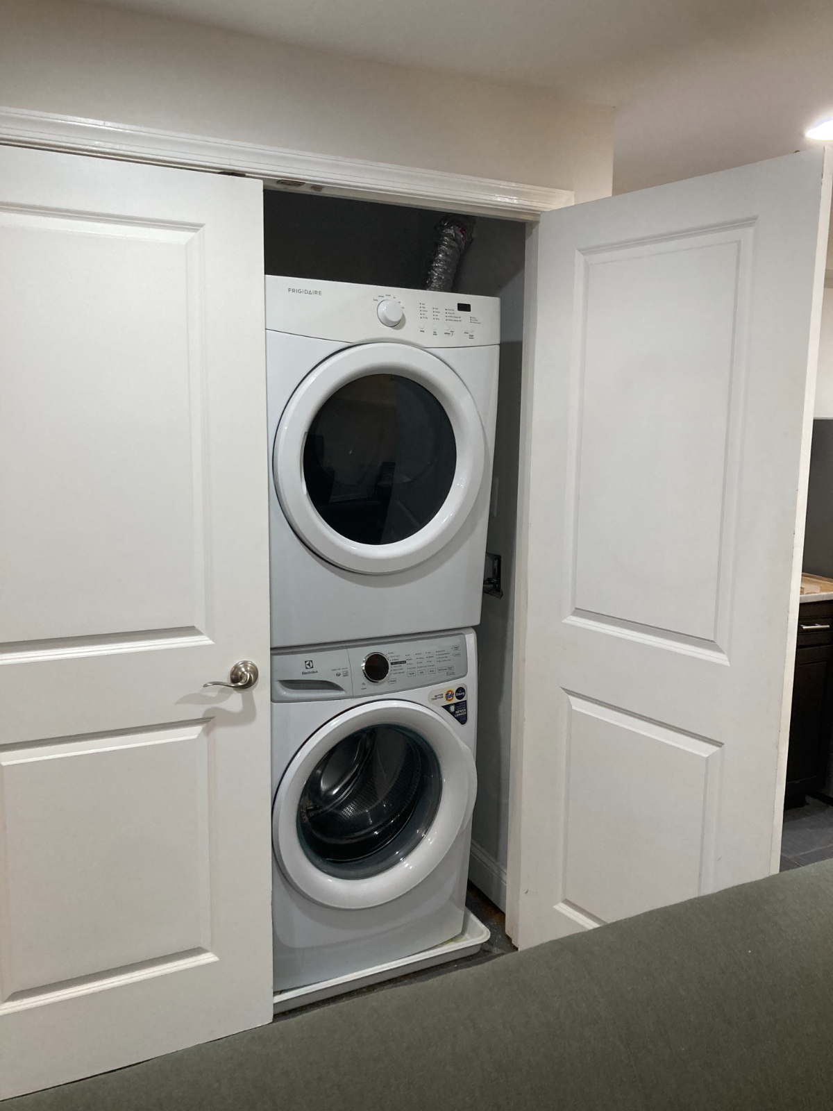 Spacious lower level studio with private entrance and off-street parking - Photo 5