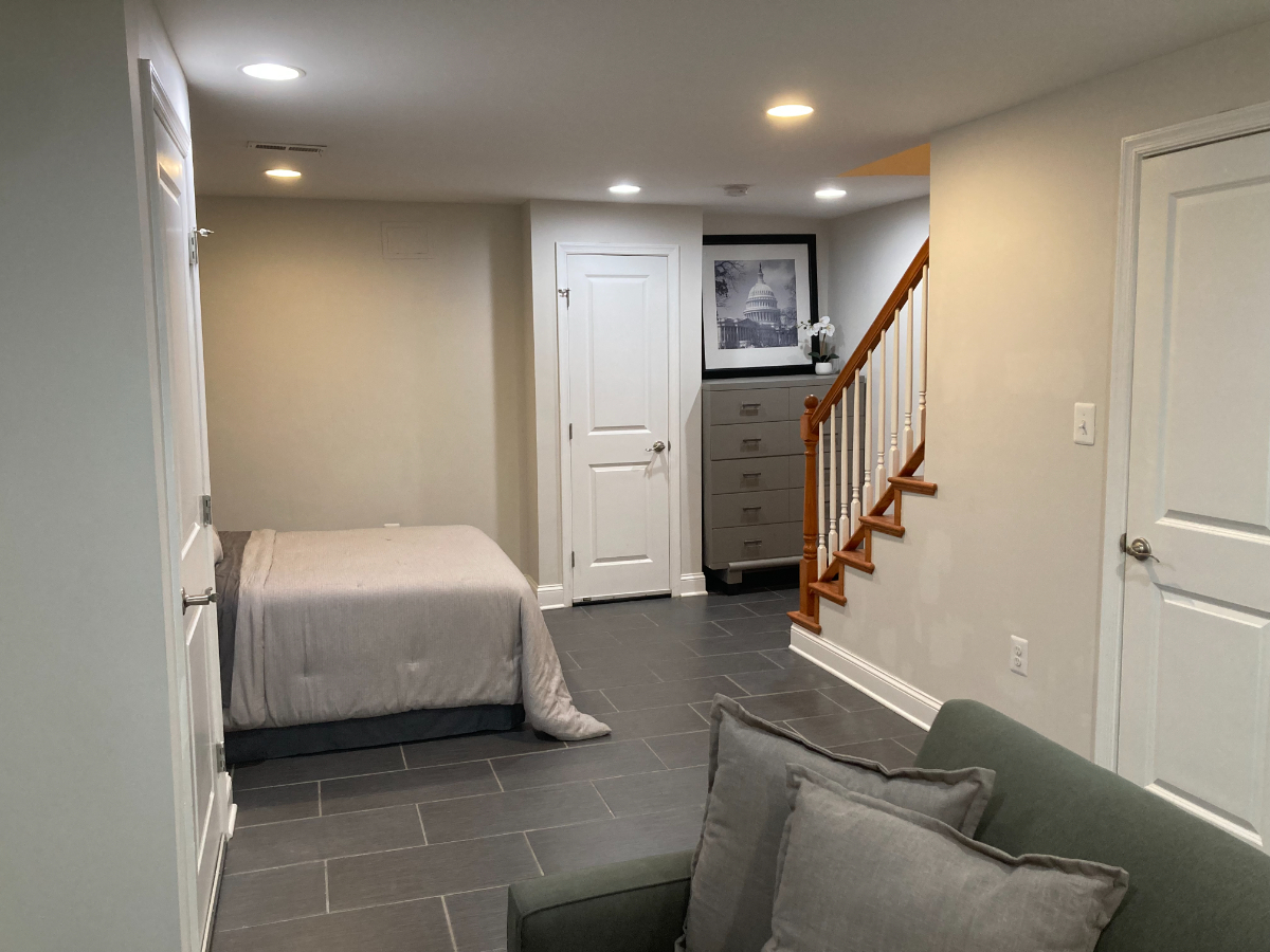 Spacious lower level studio with private entrance and off-street parking - Photo 12