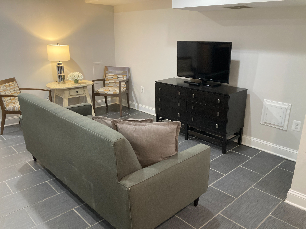 Spacious lower level studio with private entrance and off-street parking - Photo 9