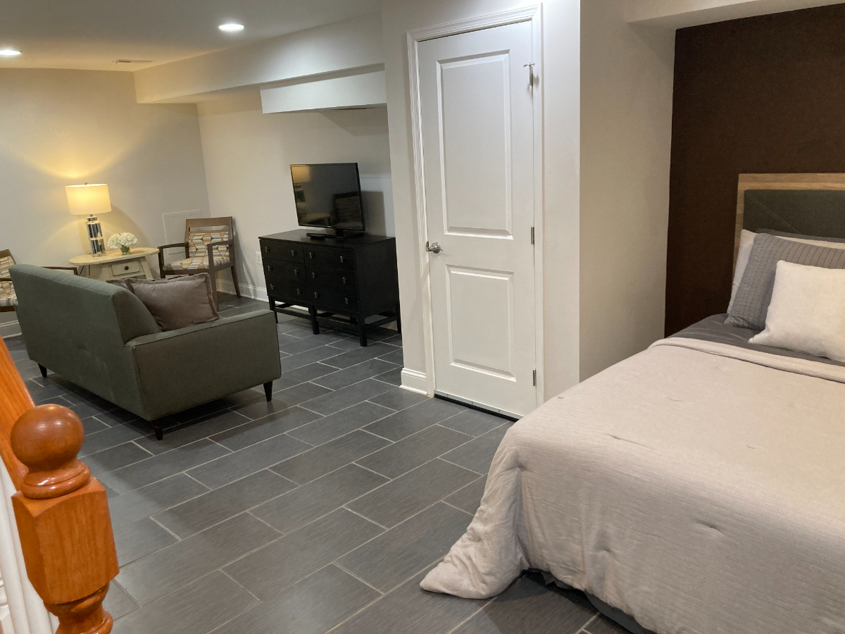 Spacious lower level studio with private entrance and off-street parking - Photo 10