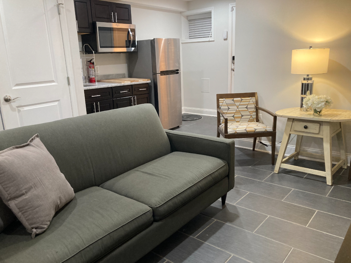 Spacious lower level studio with private entrance and off-street parking - Photo 11