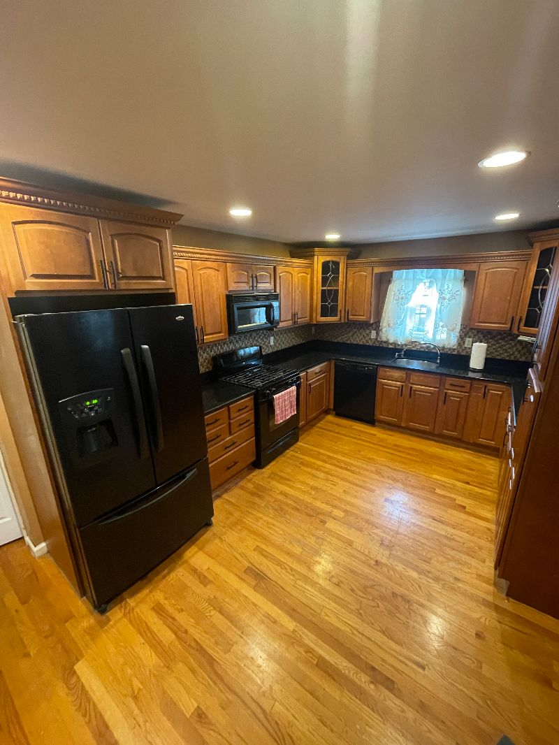 Cozy/Safe/Quiet  3 bed 2 bath top floor unit minutes from hospitals and medical centers in Long Isla - Photo 12