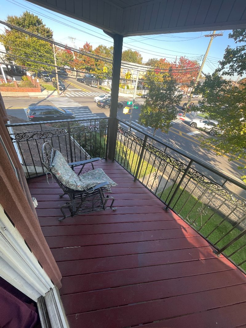 Cozy/Safe/Quiet  3 bed 2 bath top floor unit minutes from hospitals and medical centers in Long Isla - Photo 7