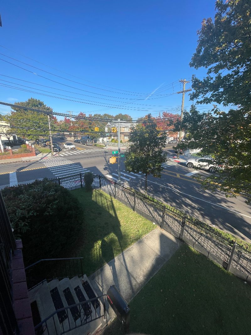 Cozy/Safe/Quiet  3 bed 2 bath top floor unit minutes from hospitals and medical centers in Long Isla - Photo 6