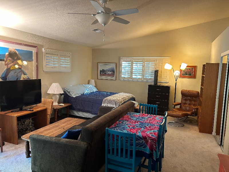 Studio apartment connected to single home with private entrance - Photo 1