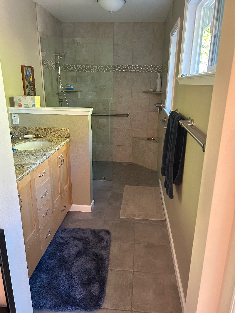 Studio apartment connected to single home with private entrance - Photo 4