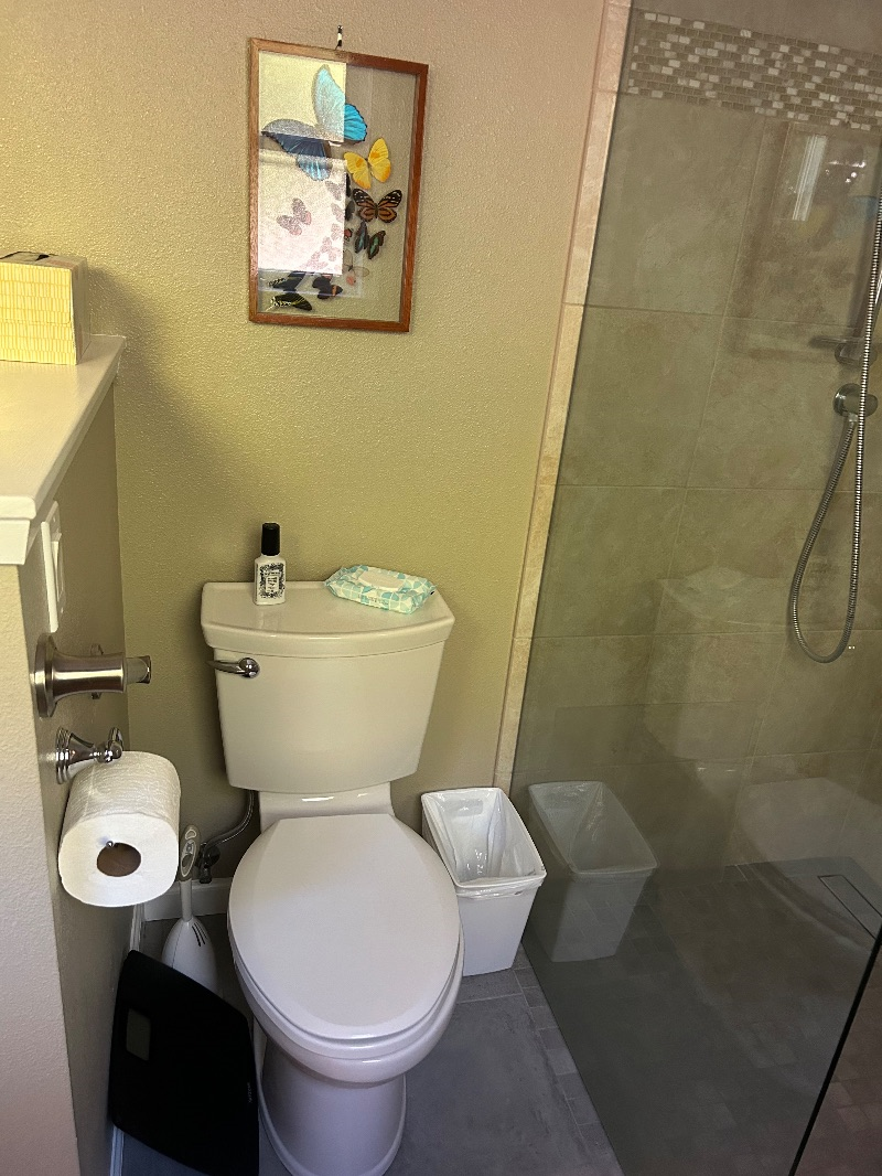 Studio apartment connected to single home with private entrance - Photo 5