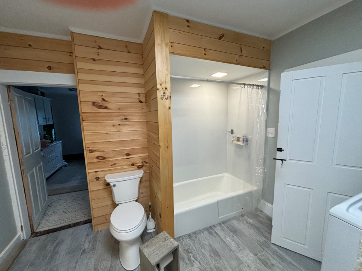 One / two bedroom apartment in historic house - Photo 8