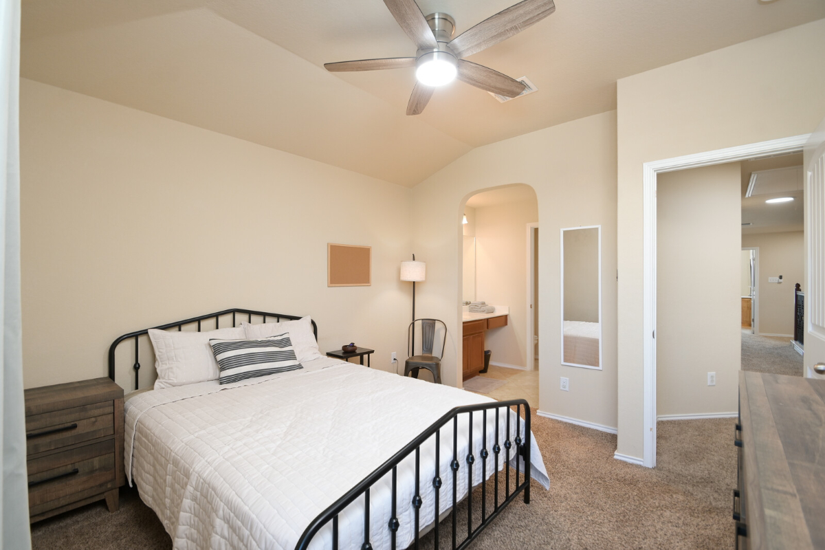 Queen Bedroom Rm3