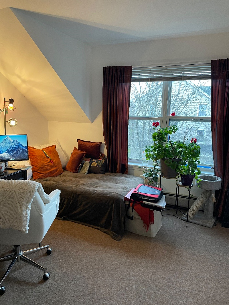 Private bedroom. sunny, with refrigerator and microwave. - Photo 3