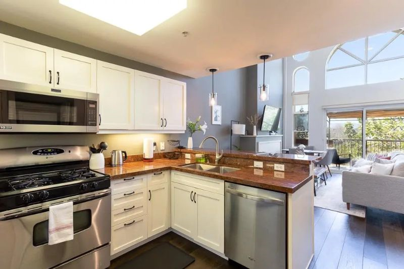 Luxury Downtown Loft w/ 2 Workspaces. Parking & Balcony - Photo 2