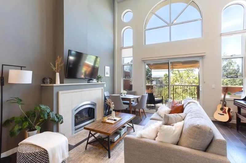 Luxury Downtown Loft w/ 2 Workspaces. Parking & Balcony - Photo 1