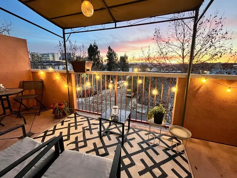 Luxury Downtown Loft w/ 2 Workspaces. Parking & Balcony - Photo 5
