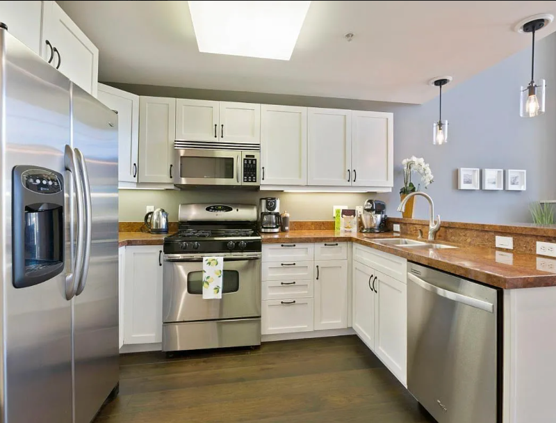 Luxury Downtown Loft w/ 2 Workspaces. Parking & Balcony - Photo 3